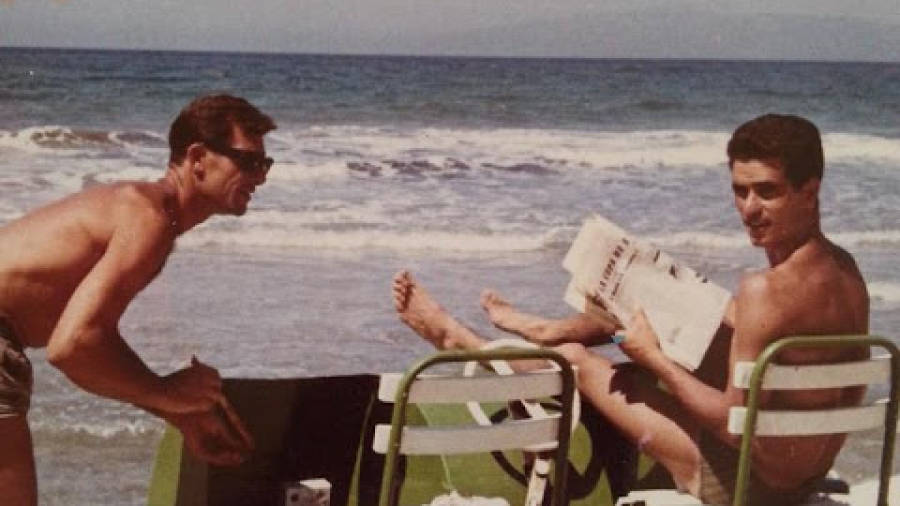 Ram&oacute;n Ginovart (izquierda), en los a&ntilde;os 60, pintando un pat&iacute;n de la playa de los que alquilaba
