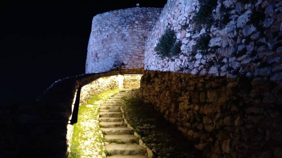 Nueva iluminación de acceso al castillo.