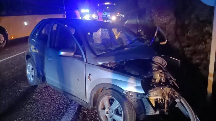 El coche que impactó contra el bus. FOTO: AJUNTAMENT CALAFELL