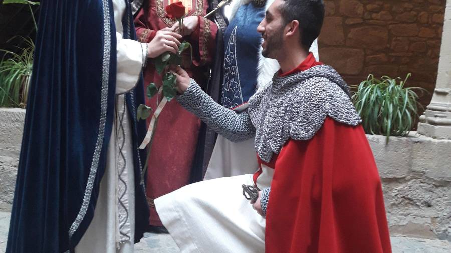 Ussama Cantillo i Anna Navarro, en primer terme, van ser escollits per representar Sant Jord i la Princesa.  FOTO: JOAN BORONAT