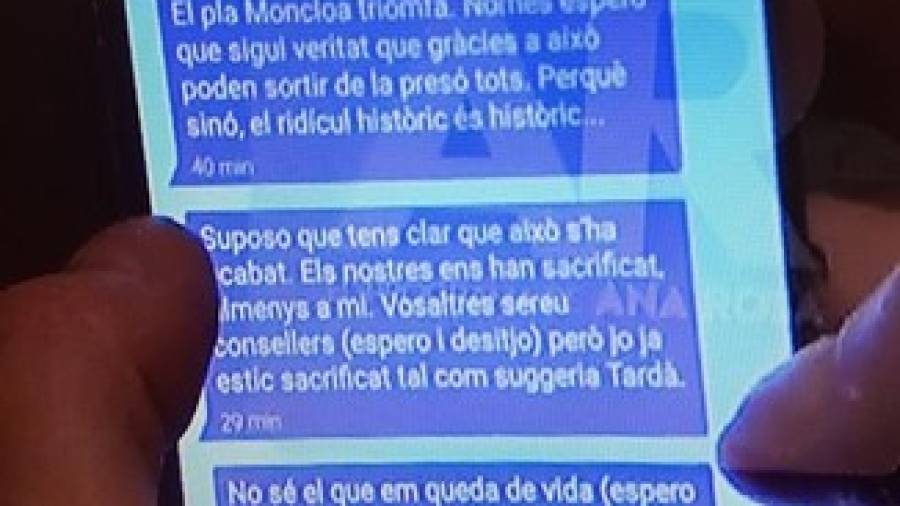 Imatge dels missatges de Puigdemont a Com&iacute;n. Foto: Tele5