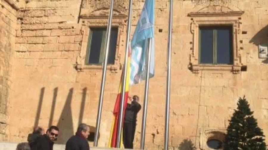 El alcalde colocó la bandera española y debajo puso la senyera denunciado sometimiento. FOTO: JMB/DT