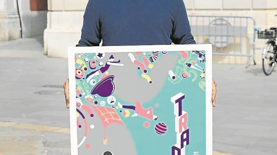 El director artístico del Trapezi, Leandro Mendoza, con el cartel de la edición actual de la Fira del Circ de Catalunya. Foto: Alba Mariné