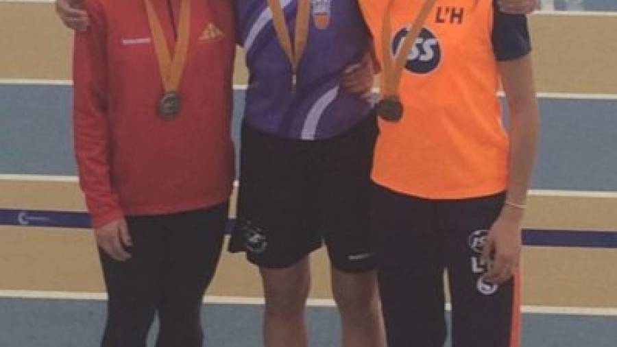 Mirea López (en medio), consiguió colgarse la medalla de oro en el Campionat de Catalunya juvenil de Sabadell. Foto: cedida