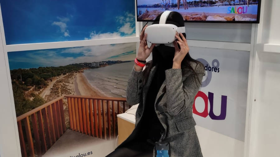 Los visitantes pueden disfrutar de un visita virtual de 360 grados con estas gafas. FOTO: AJUNTAMENT DE SALOU