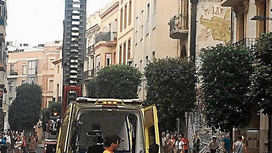 Imagen del rescate que ha tenido lugar esta tarde en el Raval de Sant Pere. Foto: Francesc /Diari de Tarragona