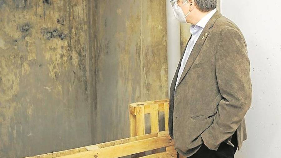 El alcalde, Pau Ricomà, en el agujero ya construido del Teatre Tarragona donde se instalará un ascensor para artistas. &nbsp; Alba Mariné