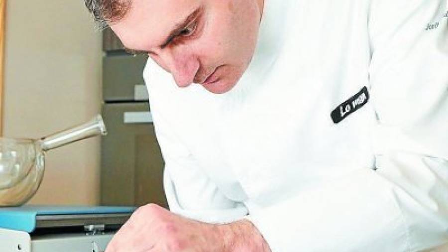 Jordi Guillem, del restaurante Lo Mam de Segur de Calafell se ha especializado en el empleo de los gases en la cocina. Foto: Lluis Camell