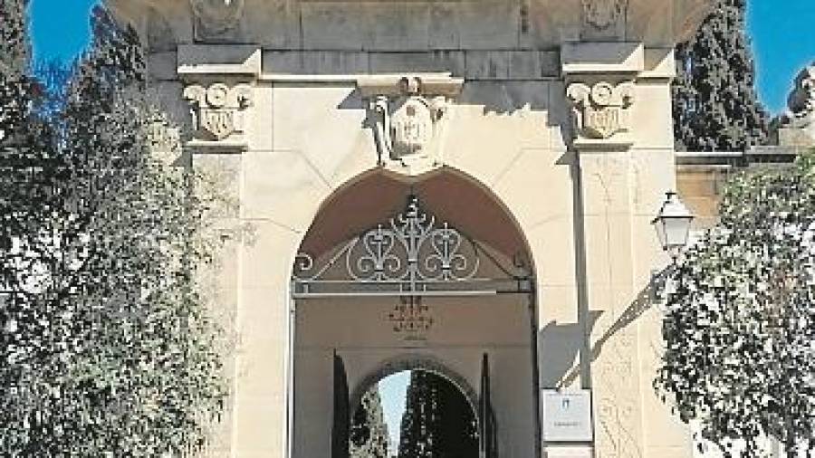 Imatge de l'entrada del cementiri de Montblanc. Tate Cabré