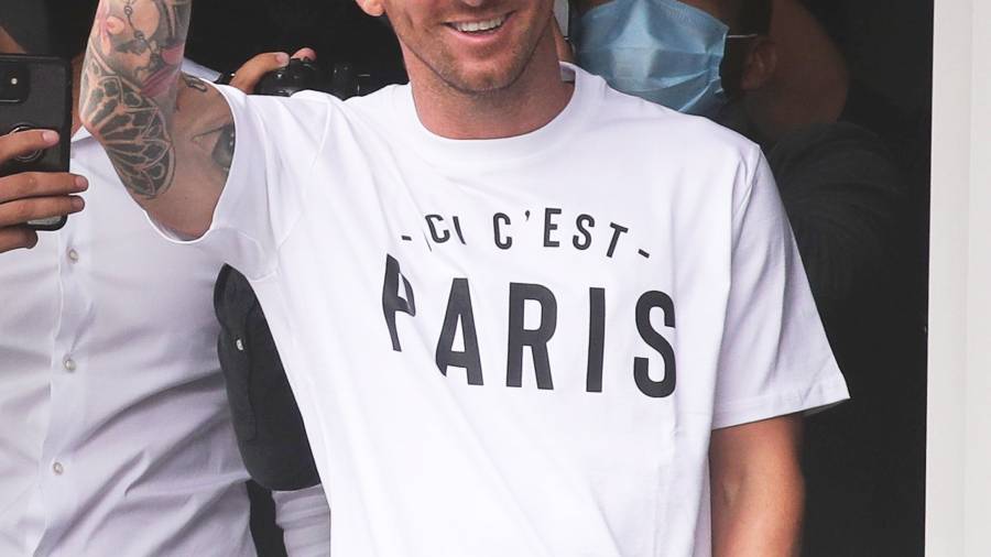 Messi saludando a los aficionados del PSG con la inscripción ‘Ici c’est Paris’ en su camiseta. FOTO: EFE