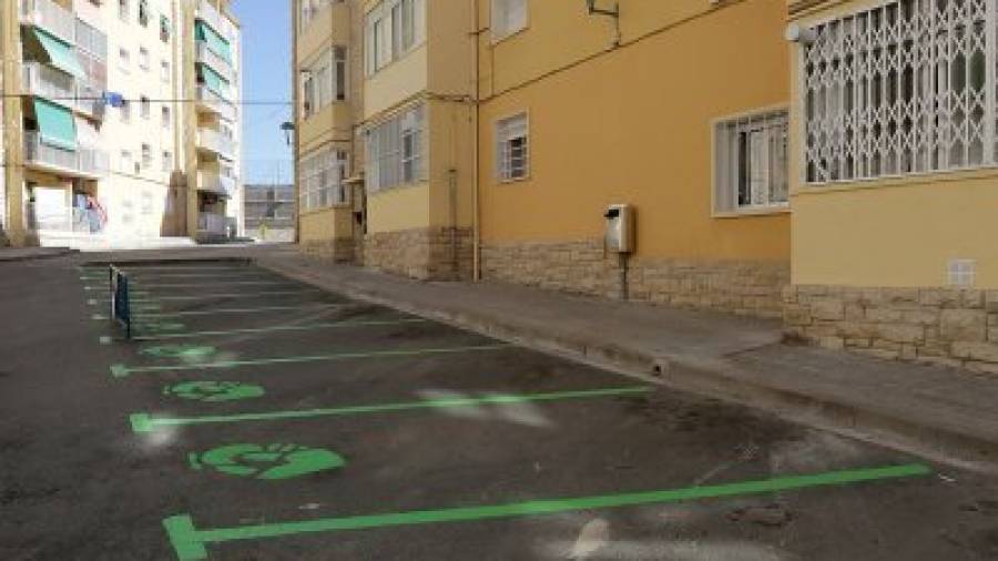 Imagen de ayer de algunas de las plazas de aparcamiento que ya fueron pintadas de verde en el entorno de la antigua prisión. Foto: lluís milián
