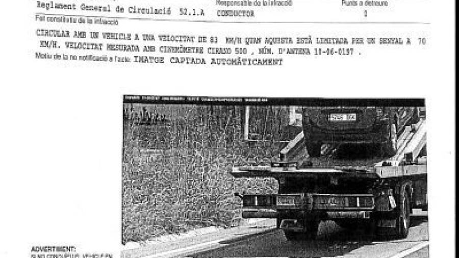 Imagen de la notificación de la sanción que el Servei Català de Trànsit ha enviado a los vecinos de Calafell, con el vehículo sobre la grúa. Foto: DT