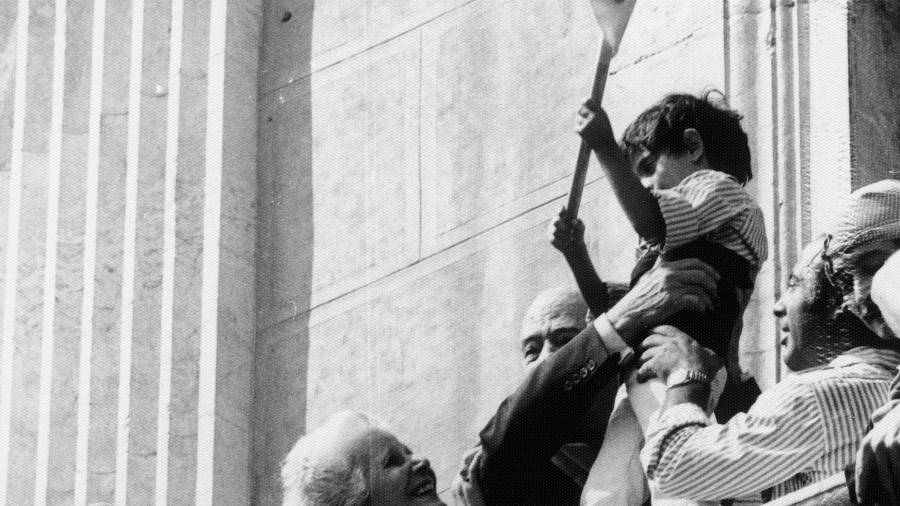 Tarradellas recoge al anxaneta el 23 de septiembre de 1978. Foto:  Chinchilla. Cedida por el Centre d’Imatges de Tarragona / L’Arxiu