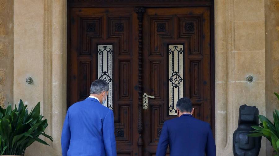 El Rey Felipe VI recibió al presidente del Gobierno, Pedro Sánchez,el pasado miércoles 12 en al Palacio de Marivent (Mallorca). foto: efe