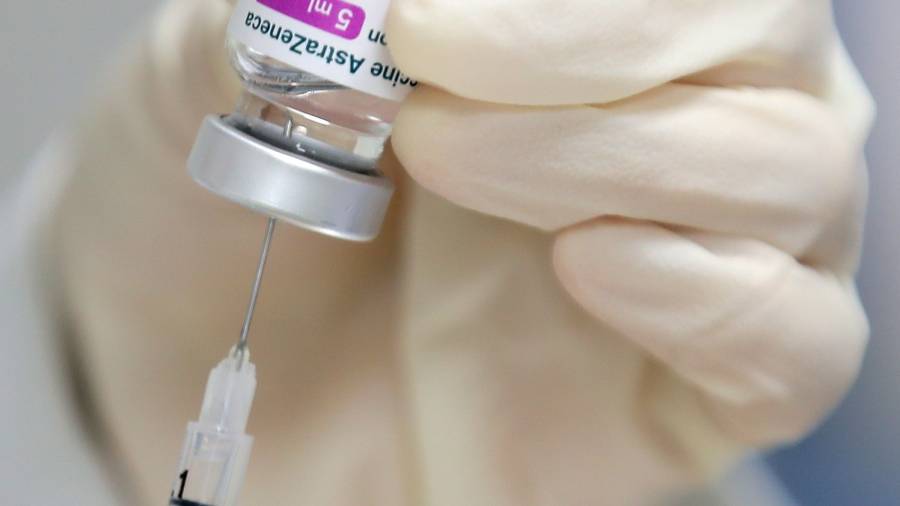 Imagen de una dosis de la polémica vacuna de AstraZeneca. FOTO: EFE