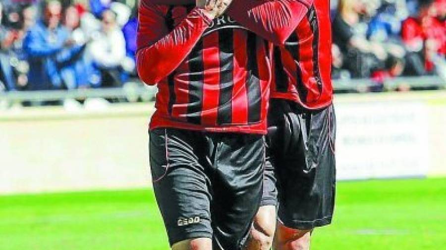 Óscar Rico y Edgar Hernández celebran un gol en el Estadi. Foto: Alba Mariné
