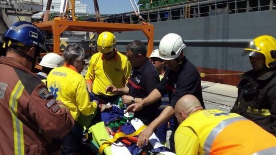 Los bomberos ayudaron a bajar del barco al marinero herido y técnicos del SEM lo llevaron en ambulancia al Hospital Joan XXIII. Foto: Bombers