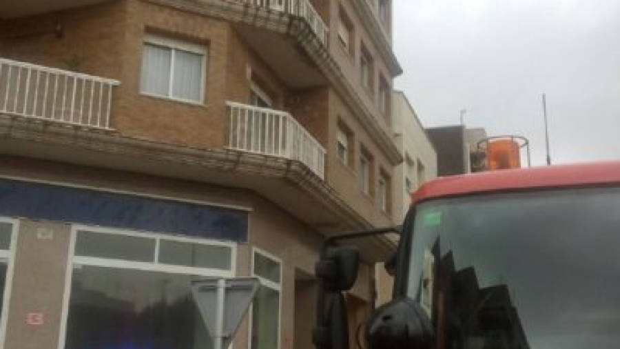 Tuit publicat per Bombers durant la fase d'evacuació al bloc de viviendes del carrer Valletes.