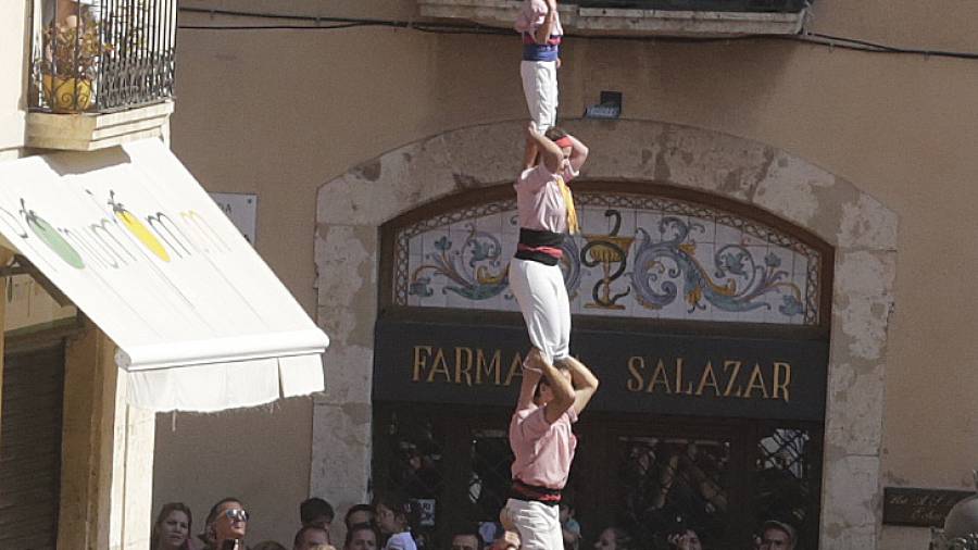 El pilar dels Xiquets de Tarragona entrant a la Pla&ccedil;a de la Font. Foto: Llu&iacute;s Milian
