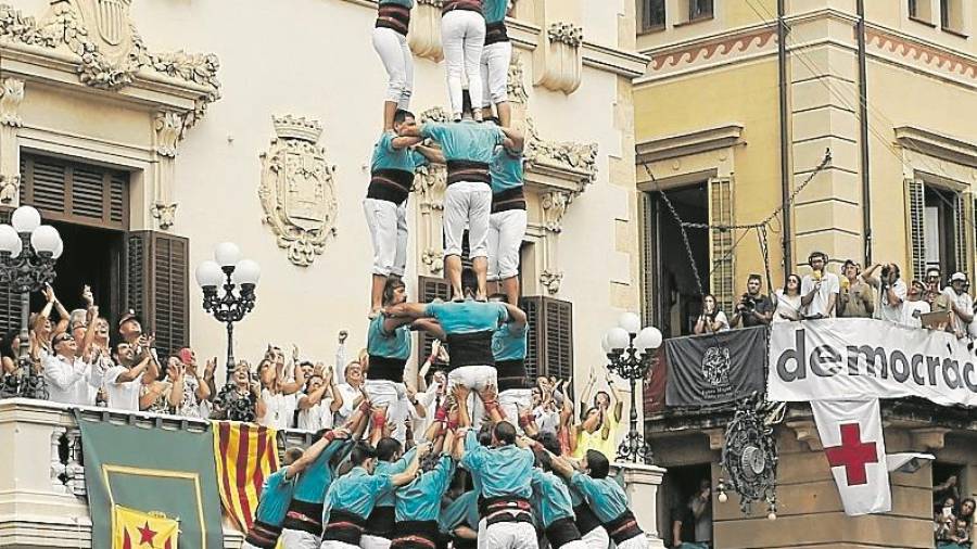 3de10 amb folre i manilles dels Castellers de Vilafranca. FOTO: PERE FERR&Eacute;