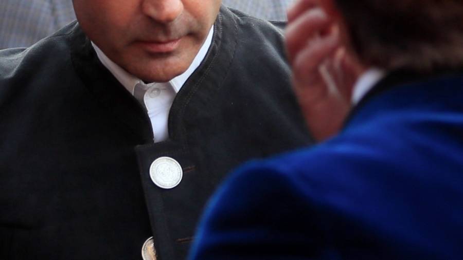 Imagen de la chaqueta de Ponce donde se aprecia la cara de Franco en los botones. EFE