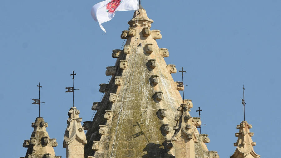 La festa va donar oficialment el tret de sortida amb la hissada de la bandera al campanar de la Prioral. Foto: Alfredo Gonz&aacute;lez
