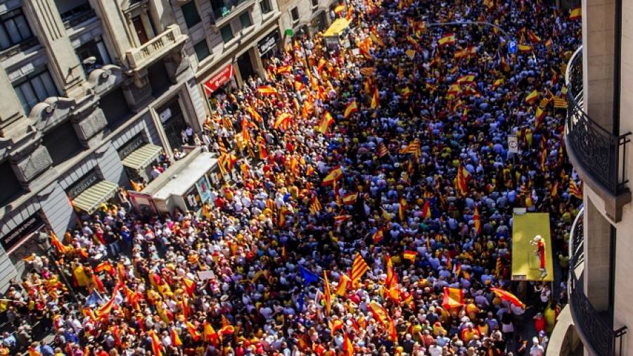 Vista general de la manifestaci&oacute;n convocada por Societat Civil Catalana hoy en Barcelona en defensa de la unidad de Espa&ntilde;a. FOTO: EFE 