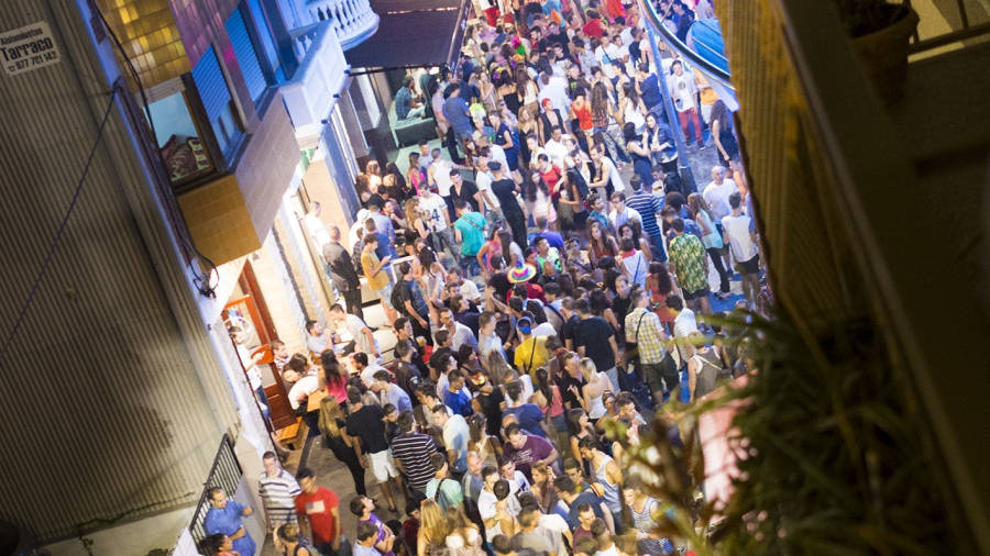La calle Monturiol concentra la fiesta en Calafell. FOTO: Gabriel Mestre