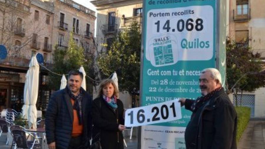 Batet, Turull i Sancho mostren el nombre de quilos d'aliments recaptats durant la quarta edició de la campanya solidària. Foto: Montse Plana