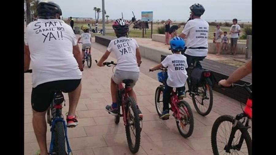 El pasado verano ya hubo una marcha para reclamar un carril bici en las playas.