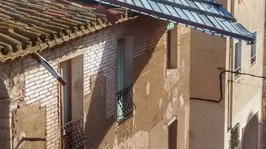 El viento arranc&oacute; el tejado met&aacute;lico de 10x10 metros de una vivienda de la calle Sant Vicen&ccedil; de Benissanet. FOTO: Joan Revillas
