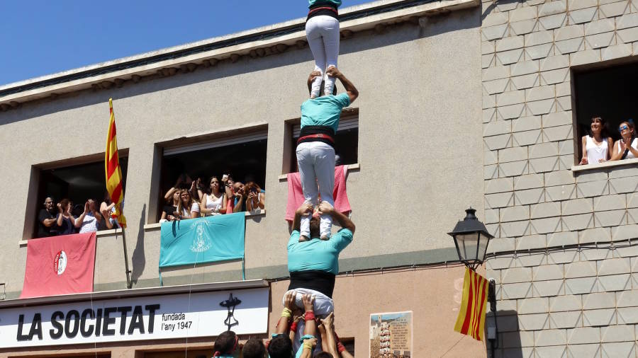 Pla general del pilar de 7 amb folre carregat pels Castellers de Vilafranca a la diada de la Bisbal del Pened&egrave;s, el 15 d'agost del 2019