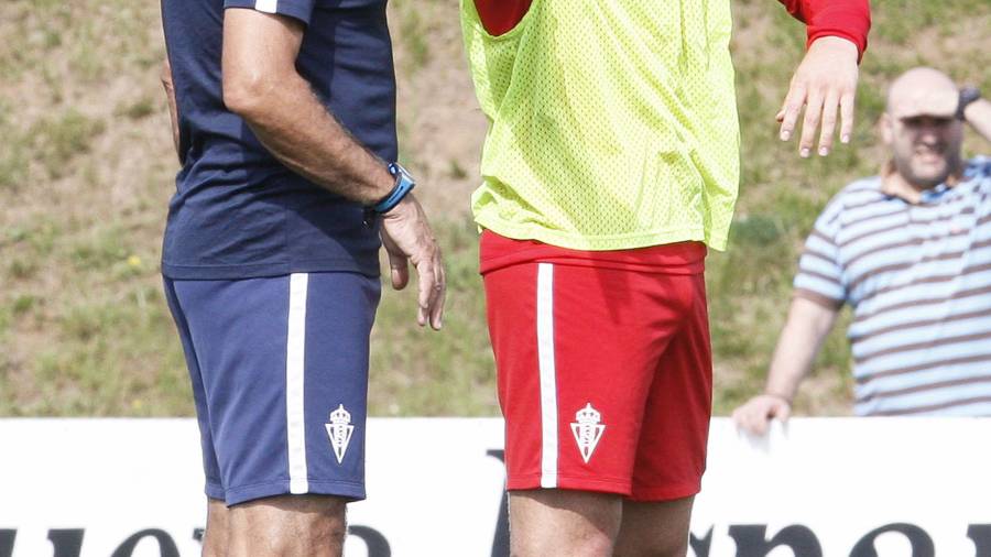 Jordi Calavera charla con Paco Herrera, entrenador del Sporting. FOTO: La Nueva Espa&ntilde;a