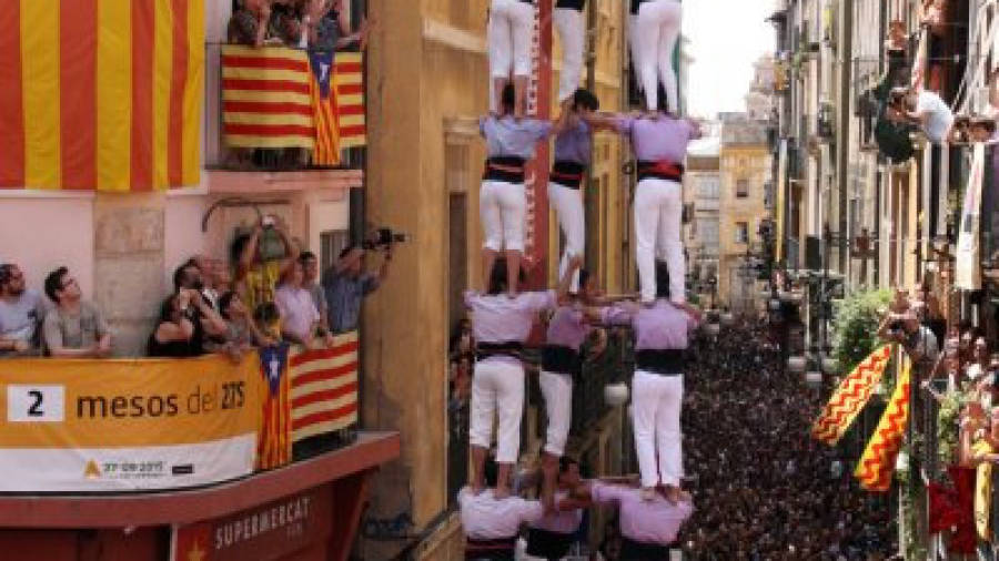 El 5 de 9 amb folre de la Colla Jove dels Xiquets de Tarragona, en la segona ronda de Sant Magí. FOTO: ACN