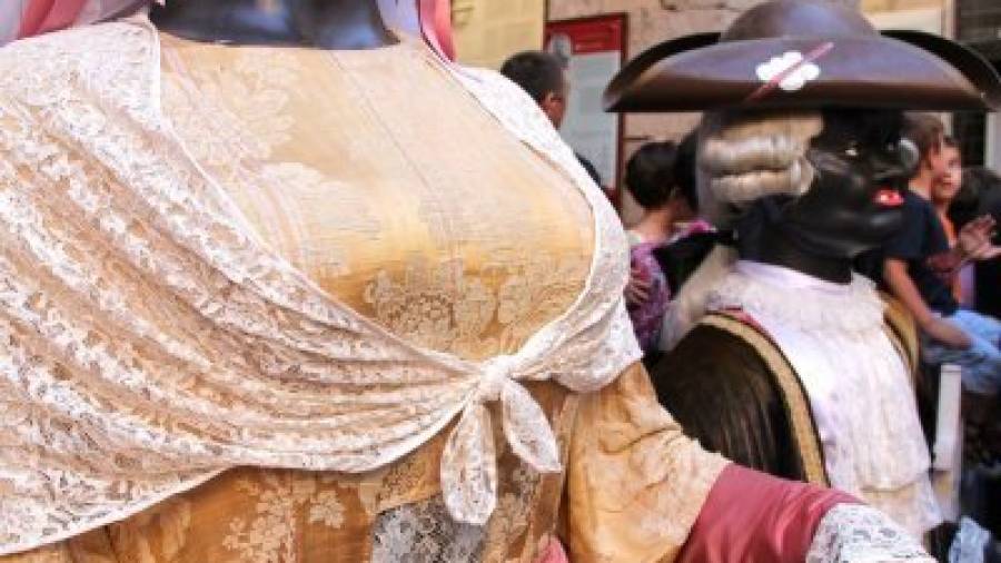 La Gegantona i el Gegantó Lladrefaves amb els actuals vestits, una indumentària que enguany serà renovada. Foto: Marta Arjona