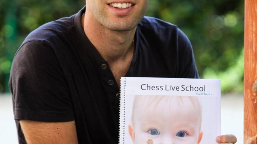 David Kaufmann con el primer libro de iniciación al ajedrez editado por ChessLive fruto de su experiencia formando a niños. Foto: Alba Mariné