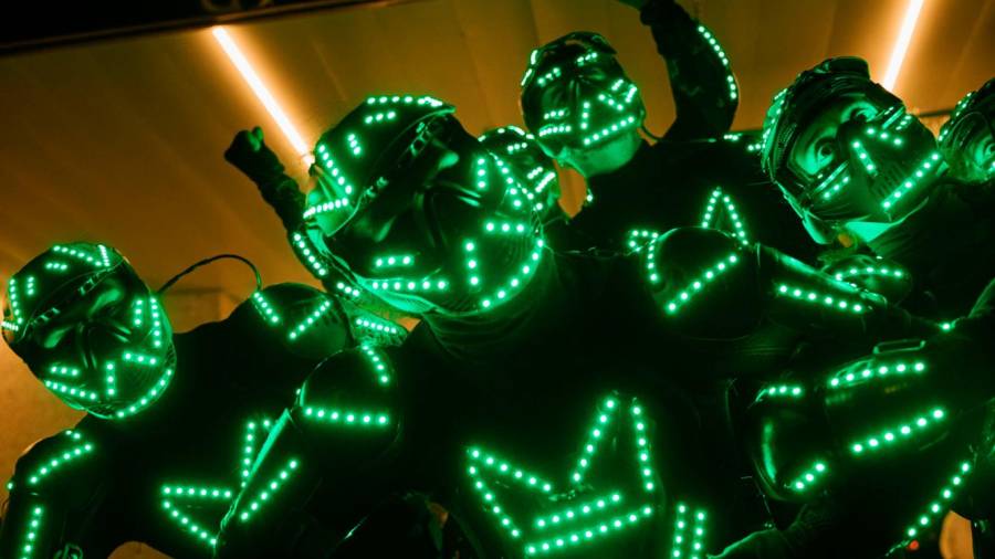 Los Brodas Bros realizando sus espectáculos que mezclan danza urbana y efectos luminosos. Foto: El Corte Inglés