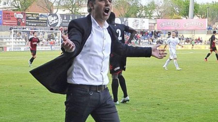 Natxo González alentando a los aficionados durante el partido del sábado, ante el Xàtiva. Foto: Alfredo González