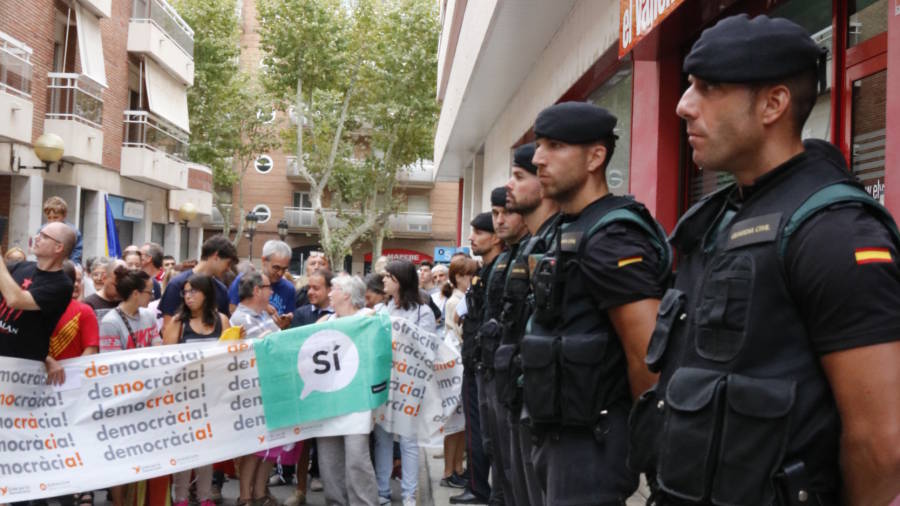 Detall de cinc agents de la Gu&agrave;rdia Civil davant la seu del setmanari 'El Vallenc'. Foto: ACN