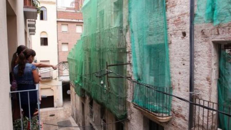 El carrer de l´Abadia, entre la plaça del Baluart i la plaça del Teatre, té uns edificis abandonats que s´han convertit en l´habitatge d´una colònia de coloms. Fotos: Alba Mariné