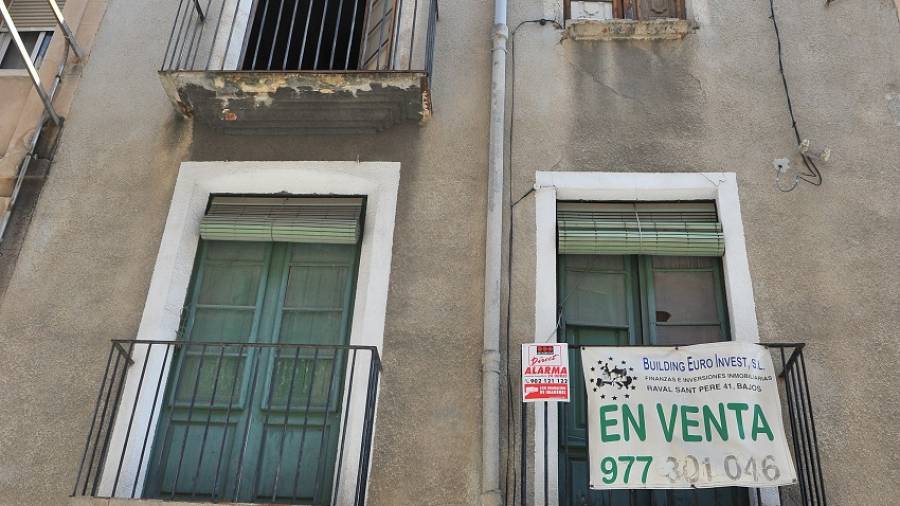 Aspecto de la fachada del n&uacute;mero 22 de la calle Eugeni Mata. Foto: Alfredo Gonz&aacute;lez