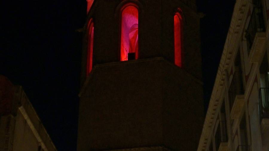 Espectacle de llum al campanar de la Prioral de Sant Pere, «Il·luminem la festa major!».FOTO: ALFREDO GONZÁLEZ