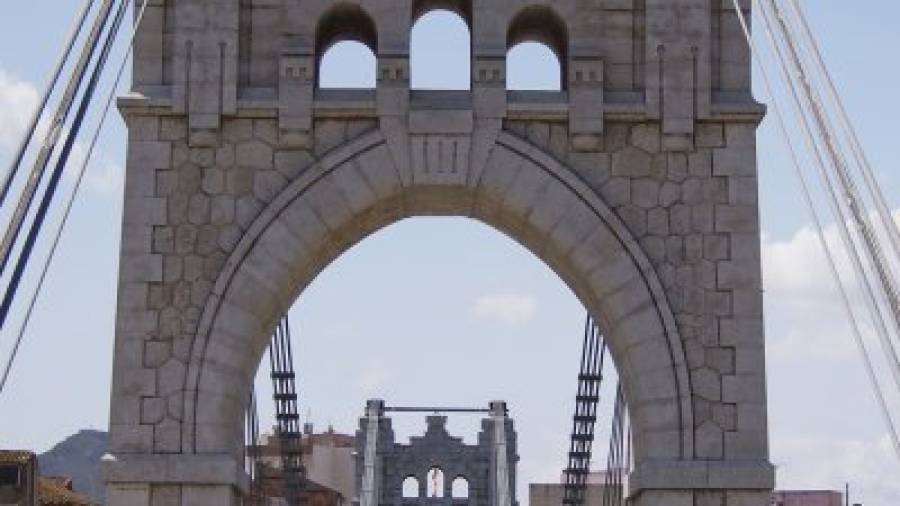Enguany es compleix el centenari de la col·locació de la primera pedra del Pont Penjant d'Amposta. Foto: Joan Revillas