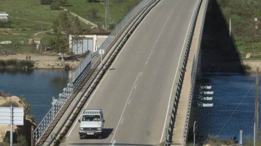 El pont sobre el riu Ebre a Riba-roja, que ara acaba en un camí de terra. Foto: joan revillas