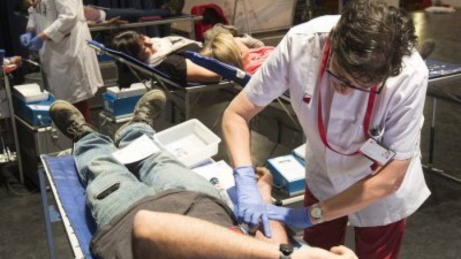 Una persona donant sang divendres a la marató de Tortosa. FOTO: JOAN REVILLAS