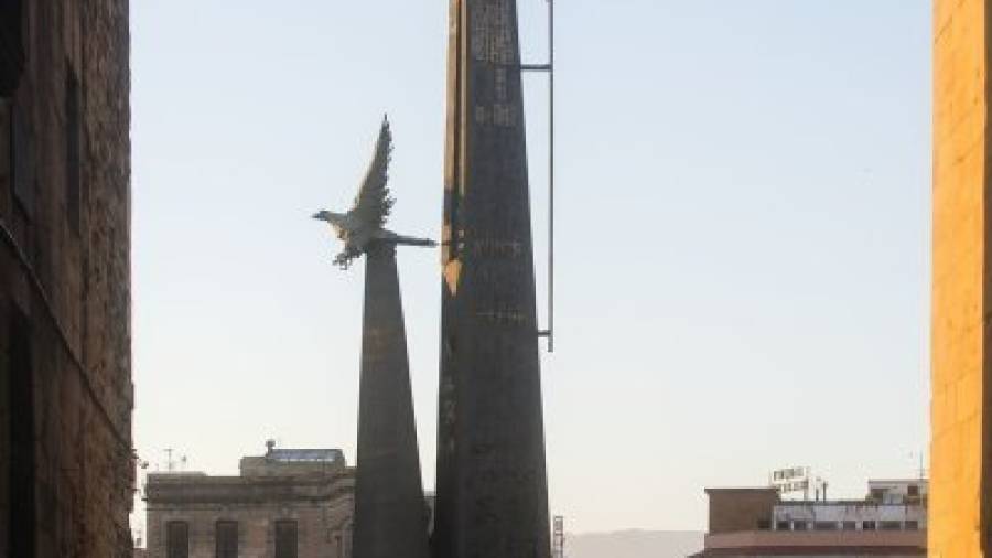 El monument franquista de la batalla de l'Ebre, inaugurat el 1966 sobre la pilastra de l'antic pont de la Cinta, a Tortosa. Foto: Joan Revillas