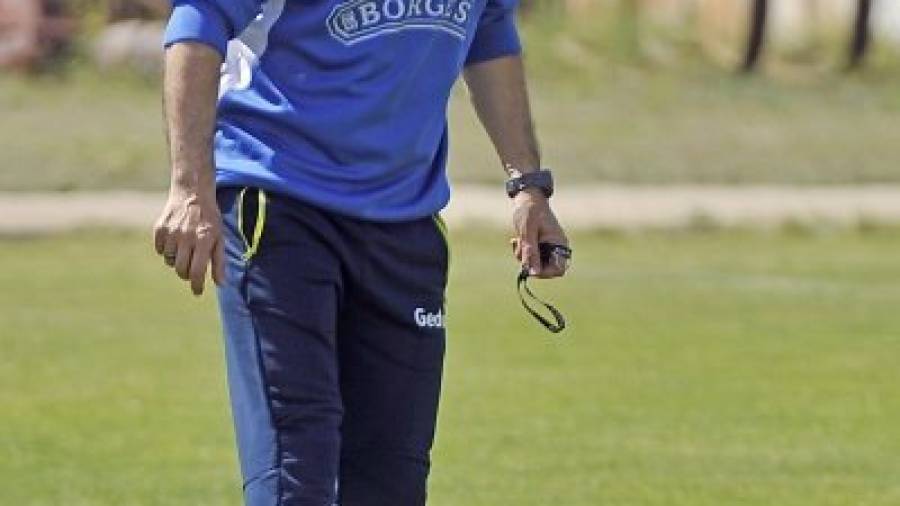 El técnico del Reus, Natxo González, juguetea con un balón durante el entrenamiento de ayer. Foto: Alfredo González