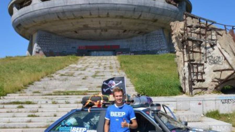 Antoni Buqueras ja ha iniciat la travessia amb un cotxe del 92. Foto: CEDIDA