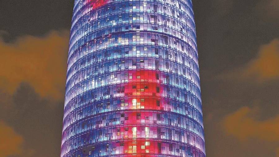 Imatge nocturna d’arxiu de la torre Agbar il·luminada a la plaça de les Glòries Catalanes, a Barcelona. Foto: DT