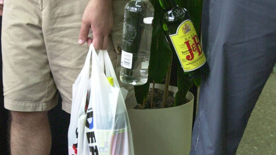 Los menores tienen localizados algunos comercios donde no les ponen problemas para venderles alcohol. FOTO: Pere Toda